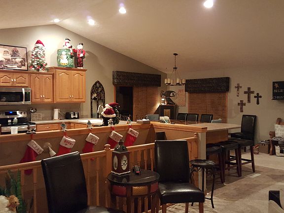 Kitchen/dining/bar area