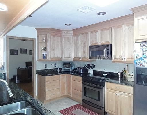 4th image of 555 Lucerne Ave