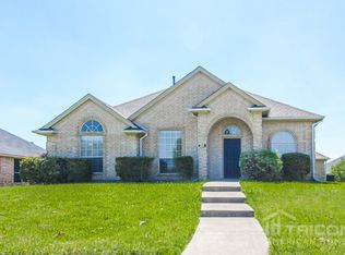 824 Fox Glen Cir, Lancaster, TX 75146