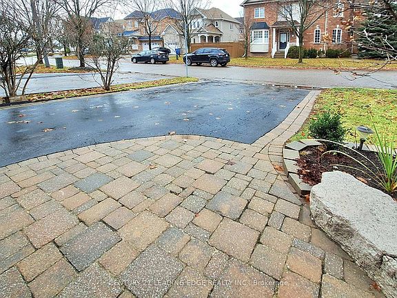 3rd image of 21 Watkins Glen Cres