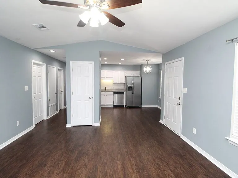 2709 Chicago Ct — Photo 5