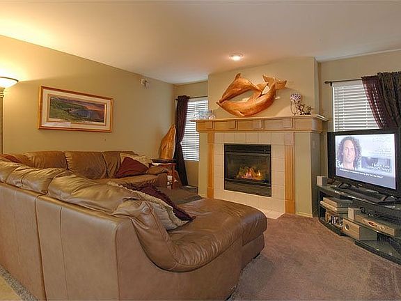 family room w/gas frpl