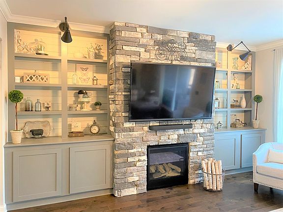 Living Room, Gas Fireplace with Built-Ins