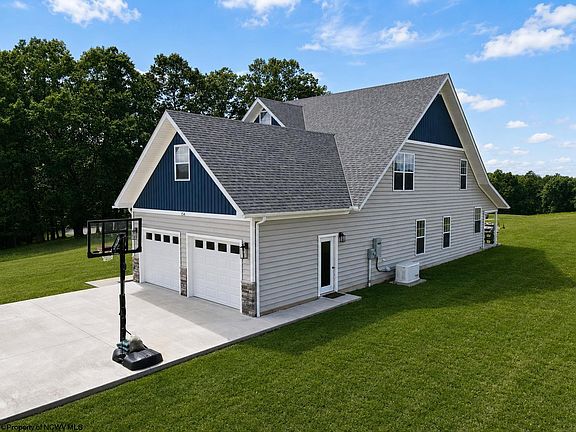 3rd image of 154 Thornberry Ln