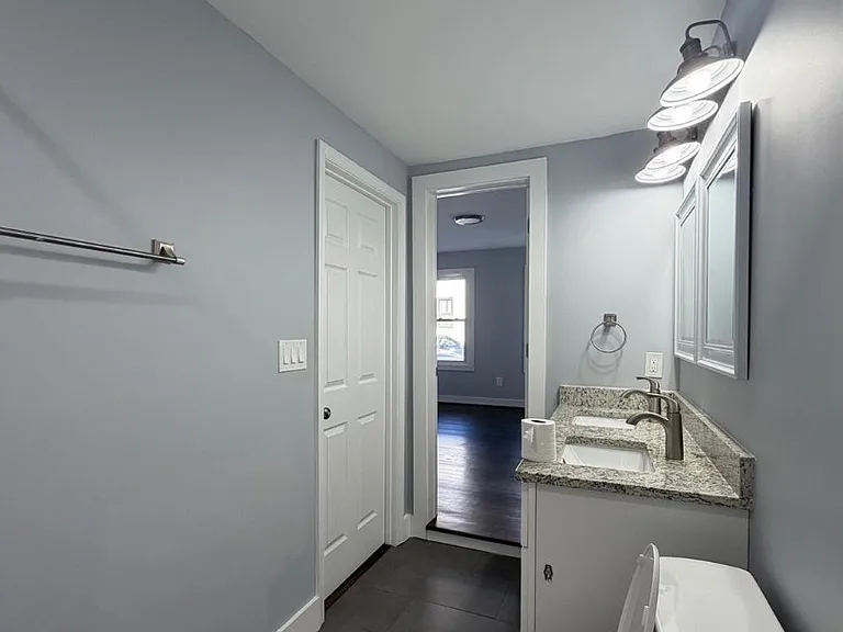 115 E Monmouth St — Photo 4
