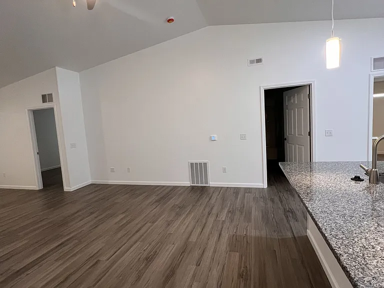 209 S Millersburg St — Photo 34