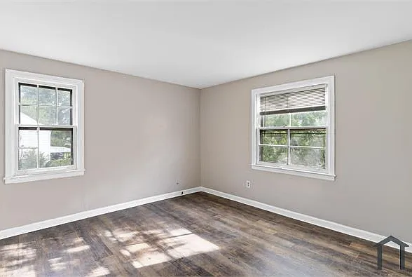 1114 Roslyn Ave — Photo 17