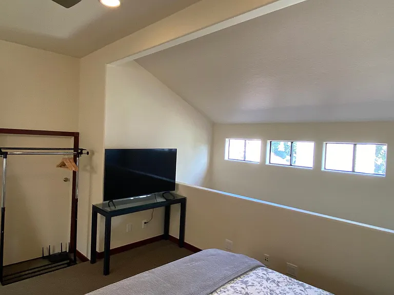 Loft bedroom/Smart TV