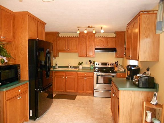 4th image of 10 Linda Ln
