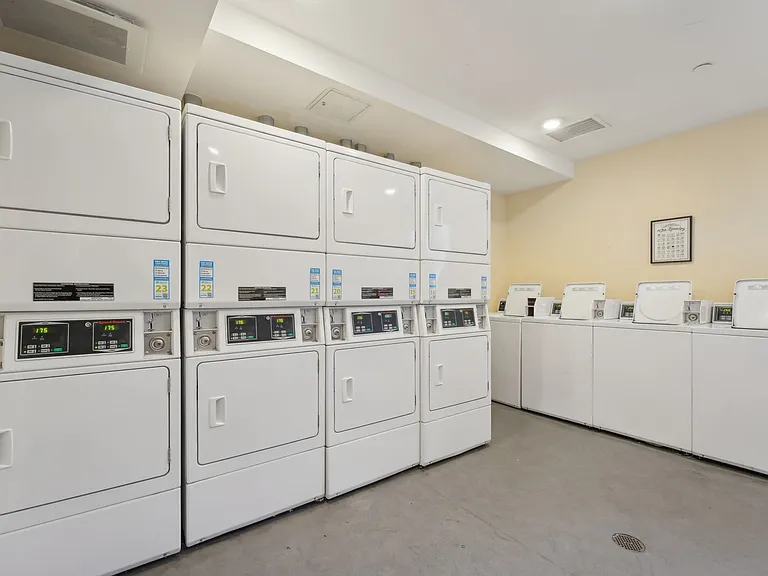 Addison Arts Apartments — Photo 20