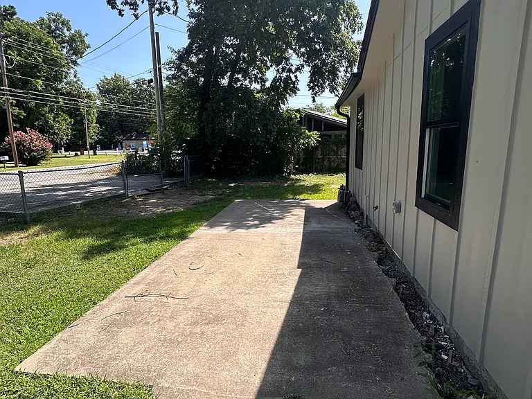 1388 N Vinita Ave — Photo 16