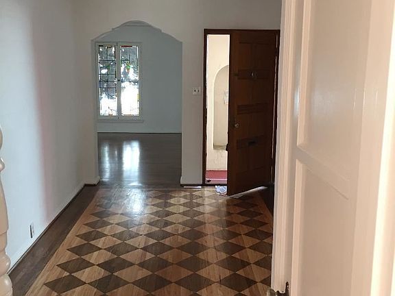 3rd image of 726 S Orange Grove Ave