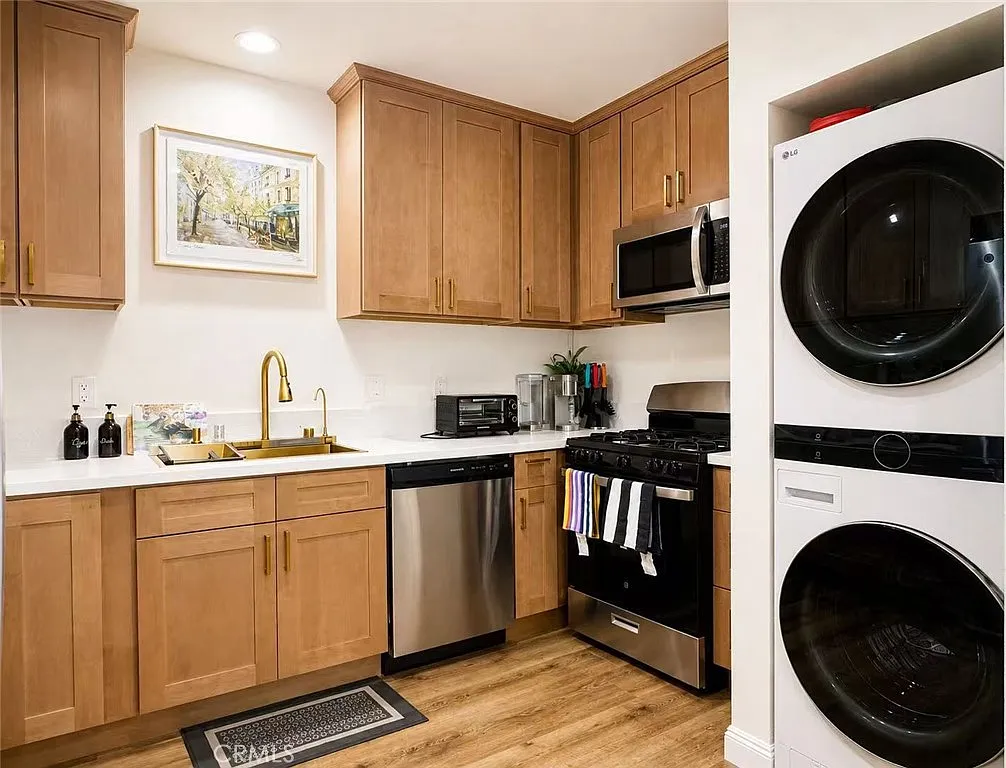 3 bed, 864 sqft, $3,350 — Photo 2