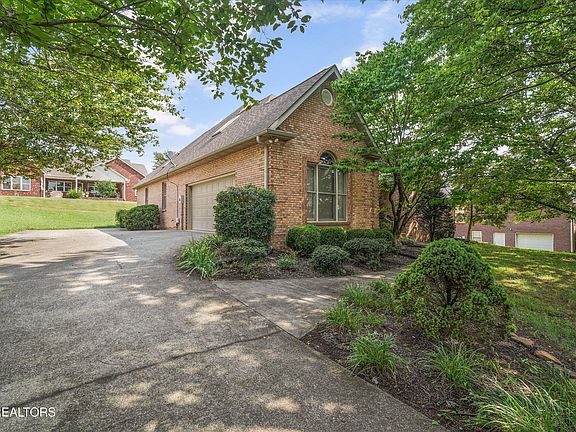 2nd image of 823 Royal View Dr