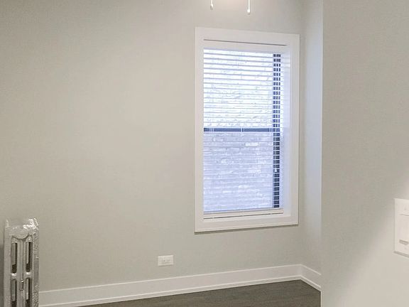 4th image of 4945 N Oakley Ave #1