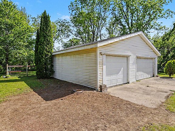 5th image of 9007 Lake Rd