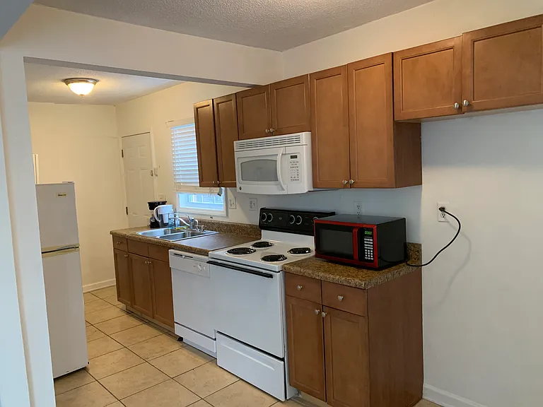 914B Lancaster St — Photo 2