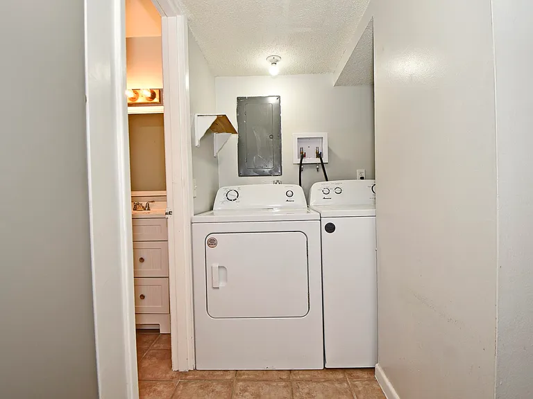 815 2nd St #A — Photo 31
