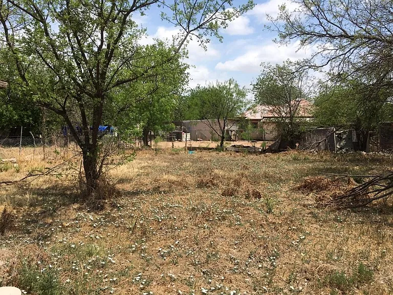 803 N Neches St — Photo 3