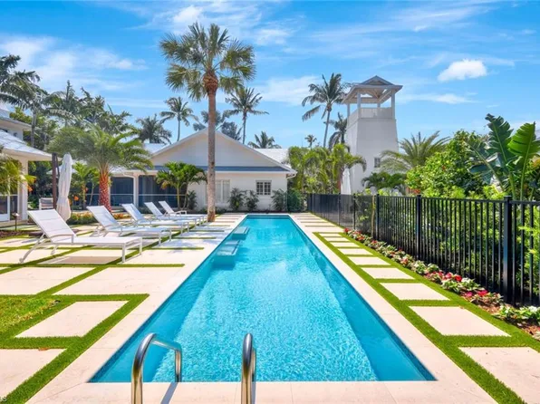 67 8th Ave S, Naples, FL 34102