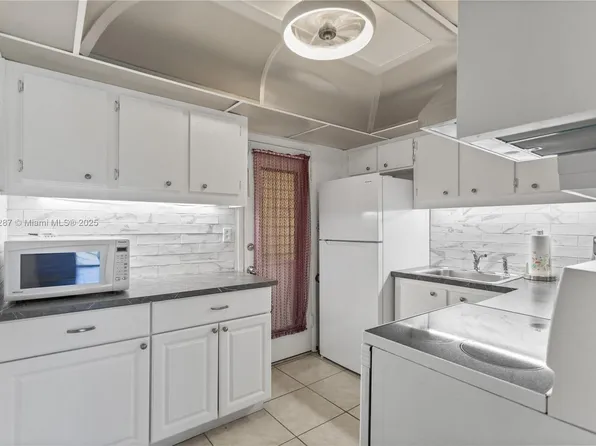 17001 NE 13th Ave APT 214, Miami, FL 33162