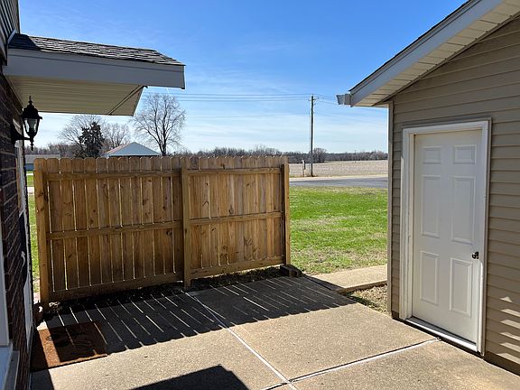 3rd image of 2722 S Skyway Rd