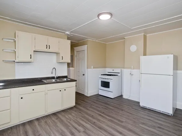 1196 Grattan St #2R, Chicopee, MA 01013