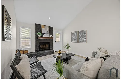 16043 Stoneham Cir Photo 1
