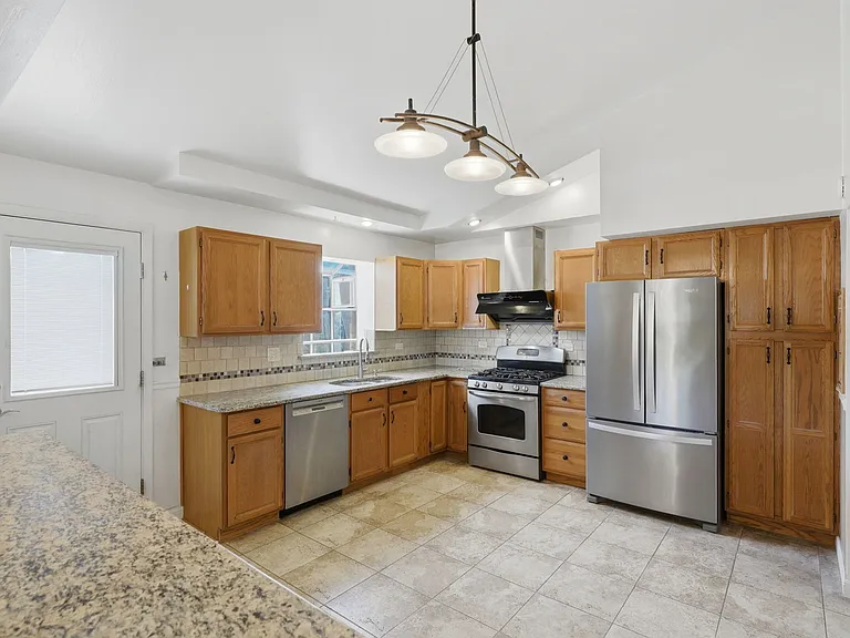 613 Leamington Ave — Photo 13