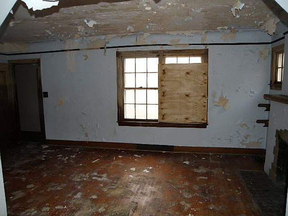 3rd image of 10830 Whitehill St