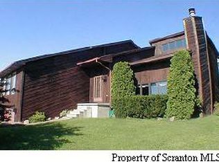 408 Cedarwood Pl, Clarks Summit, PA 18411