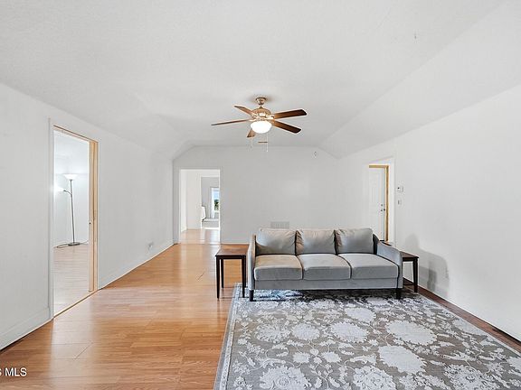6th image of 1543 Travis Dr