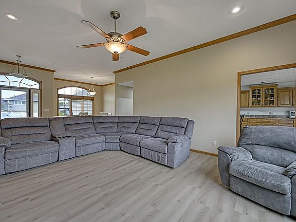 4th image of 401 Windsor Way