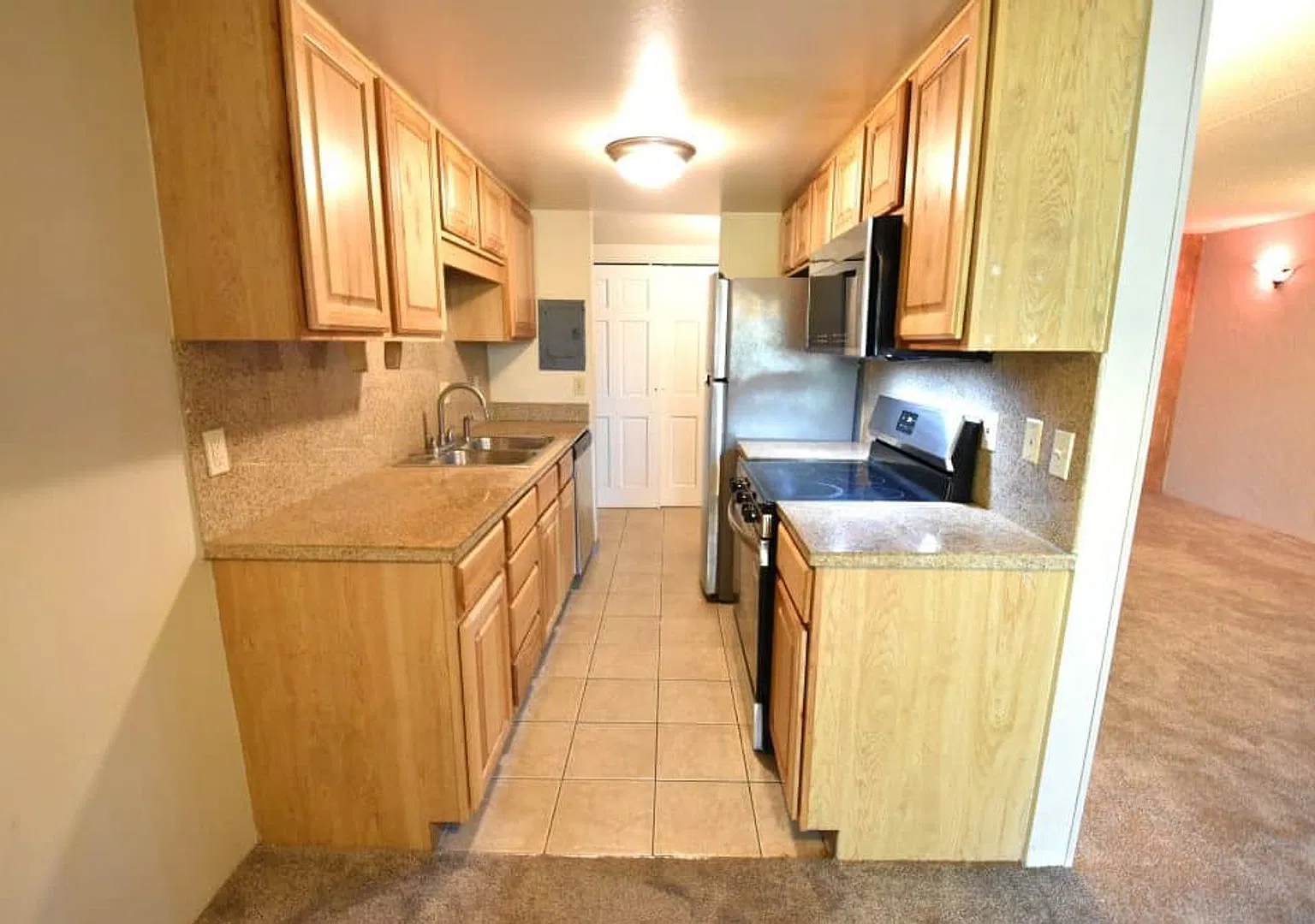3 Bedroom Unit Available Now in Spanish Towers! — Photo 4