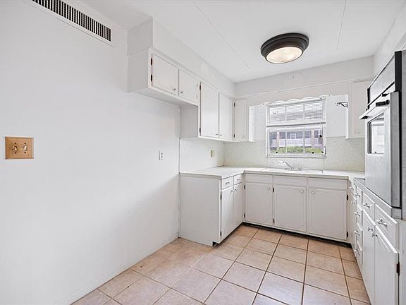 3rd image of 450 32ND AVENUE N #106W