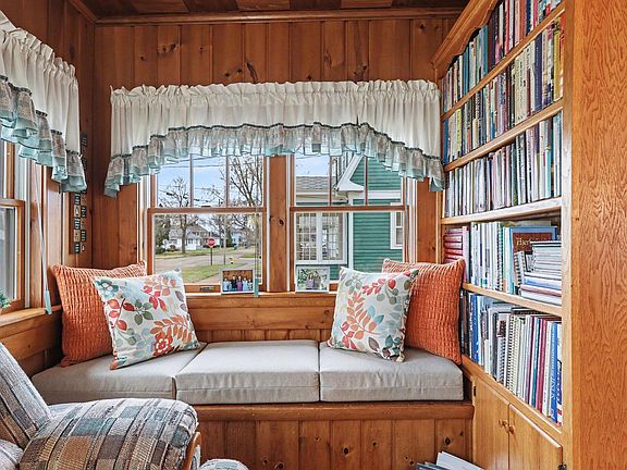 5th image of 220 N Douglas St