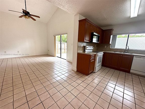 4th image of 209 Palm Cir E