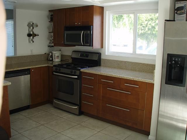 stainless appls, tile floors, granite counters
