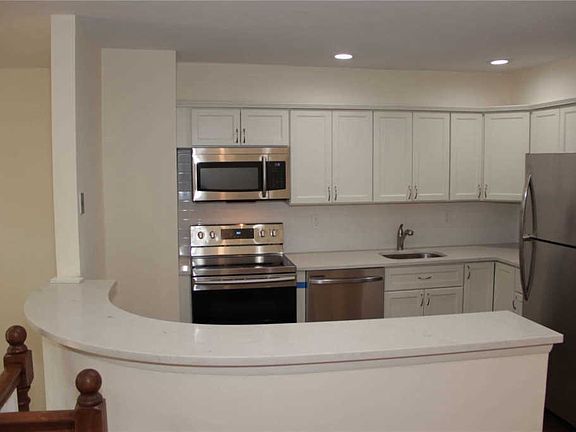 4th image of 99 Woodlake Dr W