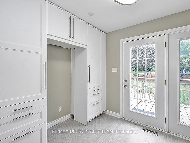 397 Phoenix Cres — Photo 17