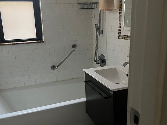 5th image of 120 E 90th St APT 8B