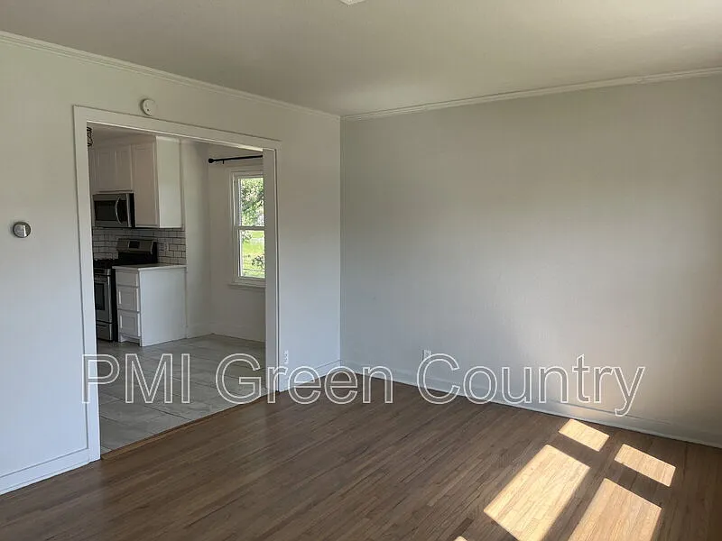 2 bed, 1.0 bath, 789 sqft, $1,245 — Photo 2