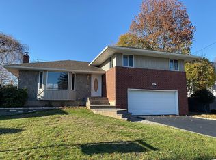 3 Roxton Rd, Plainview, NY 11803