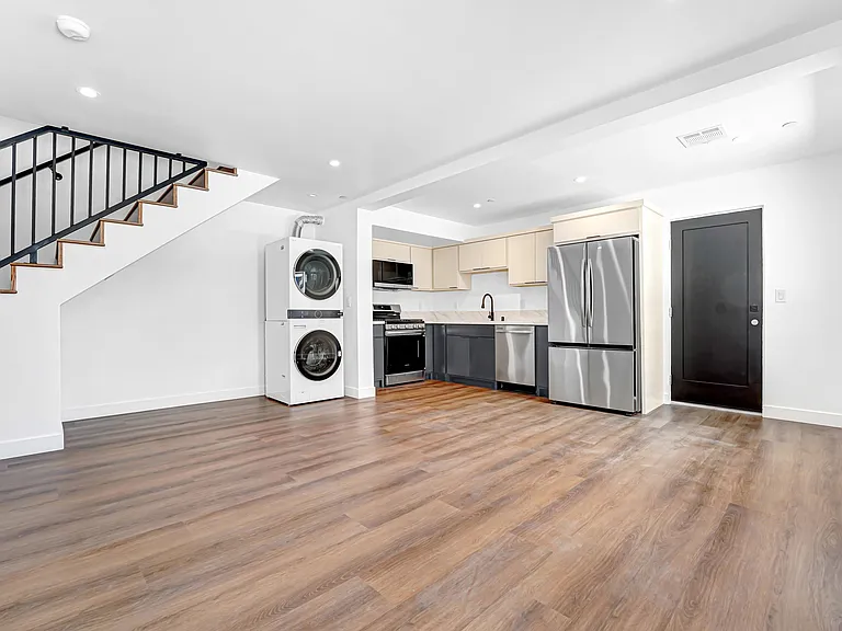 356 1/2 N Chicago St — Photo 13