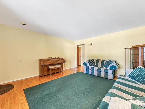 4th image of 715 Henlin Dr