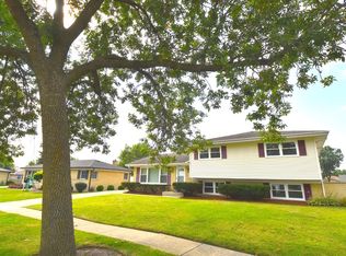 711 Berkshire Ln, Schaumburg, IL 60193