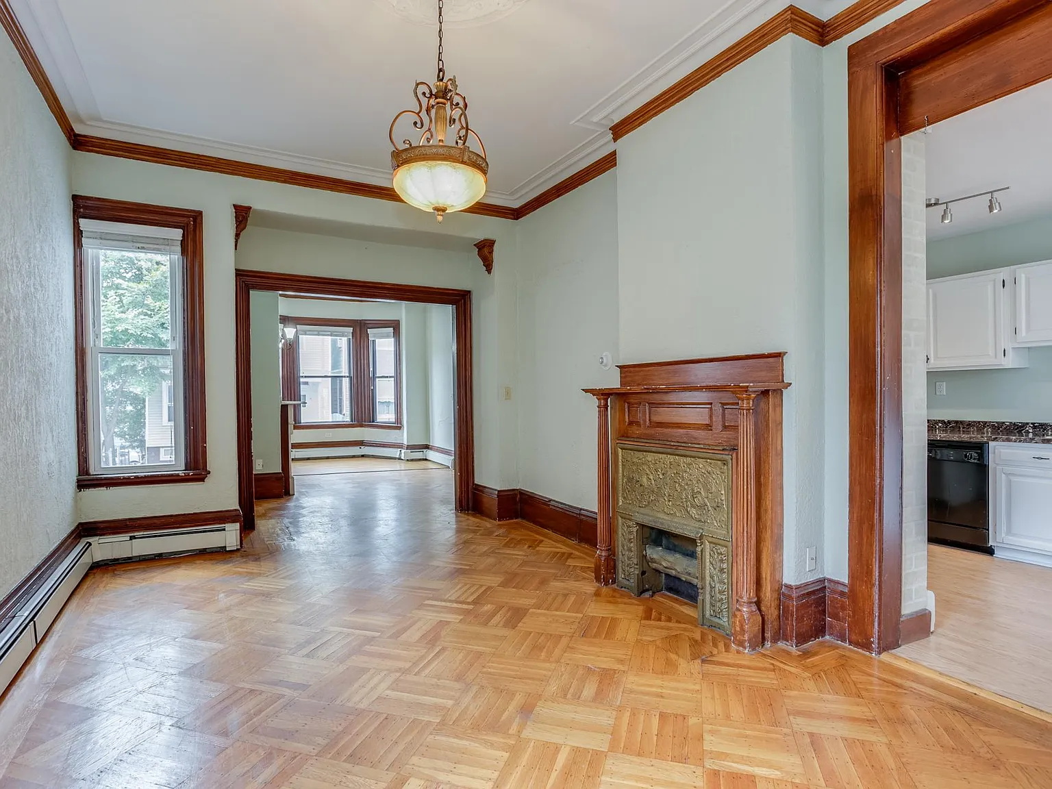 5 bed, 2.5 bath, 2500 sqft, $7,250 — Photo 4