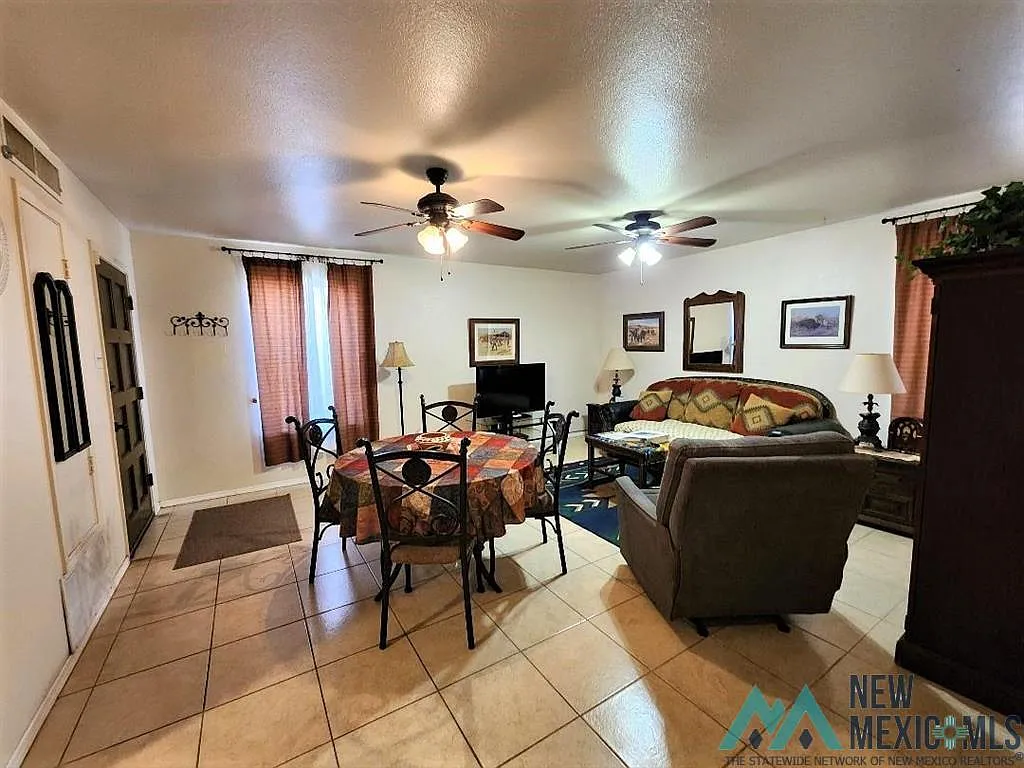 1501 Riley Dr — Photo 2