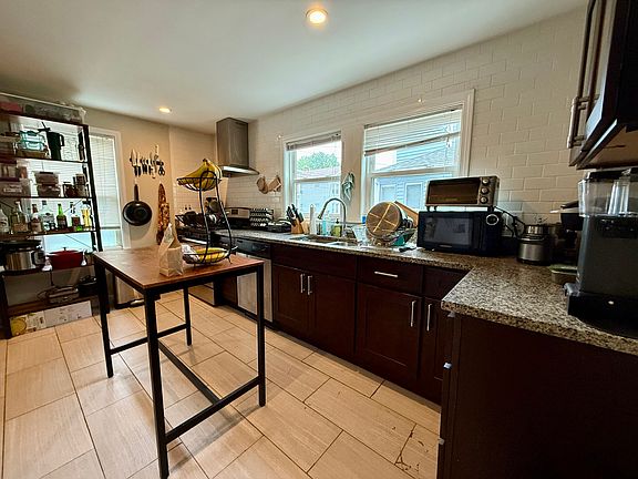 3rd image of 224 Arlington St #224