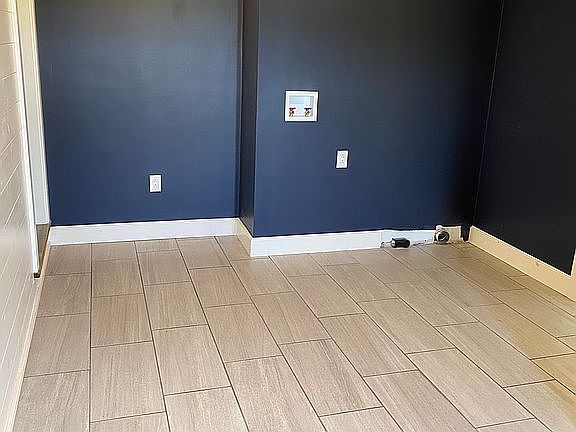 Entry-washer/dryer hookups